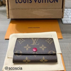 ❗️SOLD❗️- Louis Vuitton 6 Key Holder